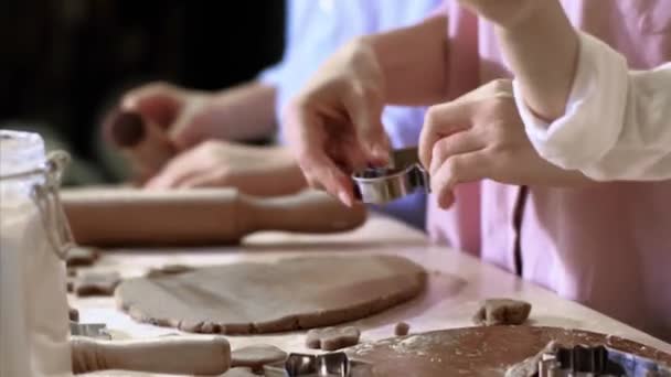 Gros plan des mains prépare une pâte et la forme pour la cuisson d'un biscuit — Video