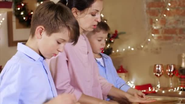 Kinderen met moeder vormt een deeg met voor het bakken van een koekjes met Kerstmis. — Stockvideo