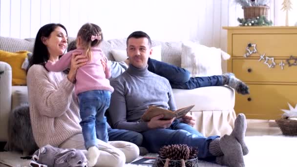 Rodina se třemi dětmi tráví čas doma na Štědrý večer. — Stock video