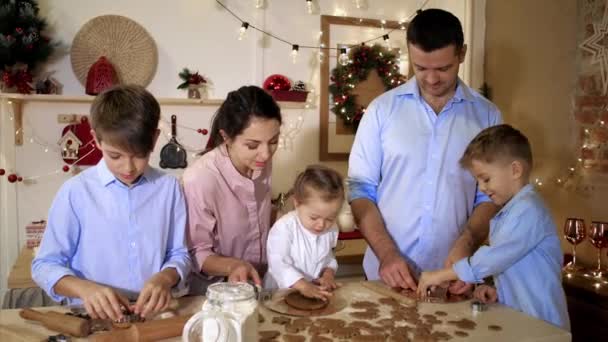 Cała rodzina robi razem ciasteczka na święta.. — Wideo stockowe