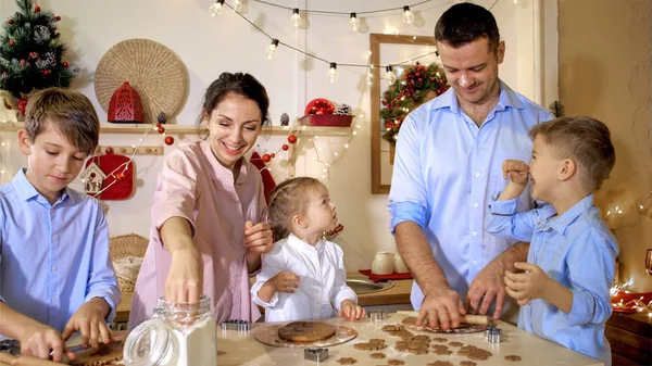 Вся родина робить печиво разом на Різдво . — стокове фото