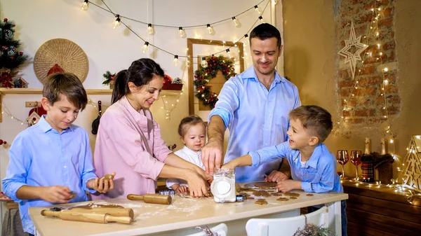 Toute la famille fait des biscuits ensemble pour Noël . — Photo