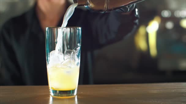 Бармен делает алкогольный коктейль крупным планом. — стоковое видео