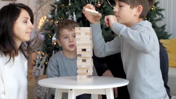 Familie speelt in houten toren thuis — Stockvideo