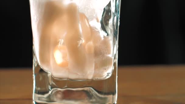 Barman prépare un cocktail alcoolisé, gros plan 