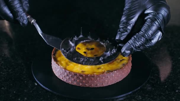 Nahaufnahme des Küchenchefs macht Dessert mit Passionsfrucht — Stockvideo