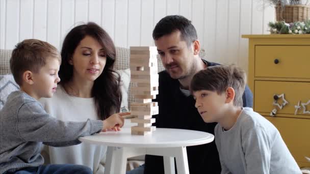 Сім'я грає в дерев'яній вежі вдома — стокове відео