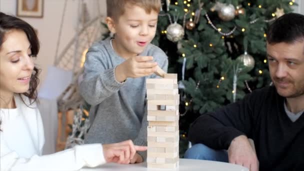 Familie speelt in houten toren thuis — Stockvideo