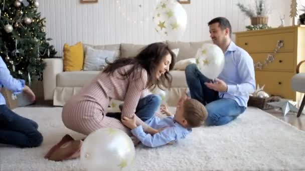 Großfamilie mit drei Kindern hat an Heiligabend Spaß zu Hause — Stockvideo