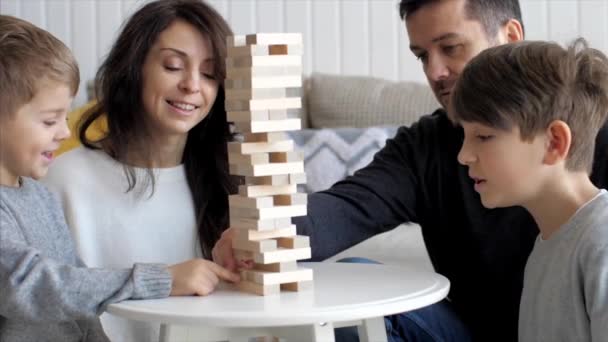 Famiglia sta giocando in torre di legno a casa — Video Stock