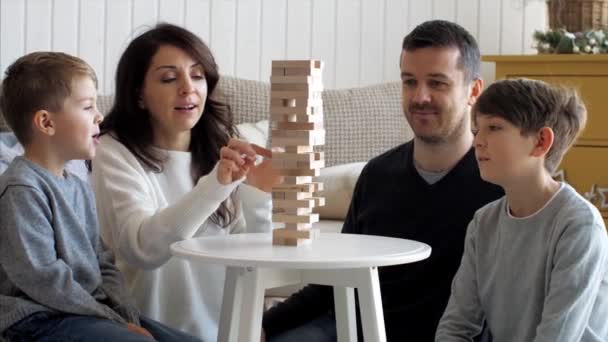 Família está jogando na torre de madeira em casa — Vídeo de Stock