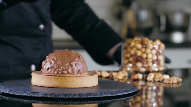 Close-up of chef is making dessert with milk chocolate and nuts — Stok video