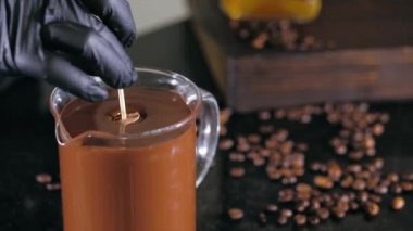 Fırıncıların elleri erimiş çikolataya şeker batırır..