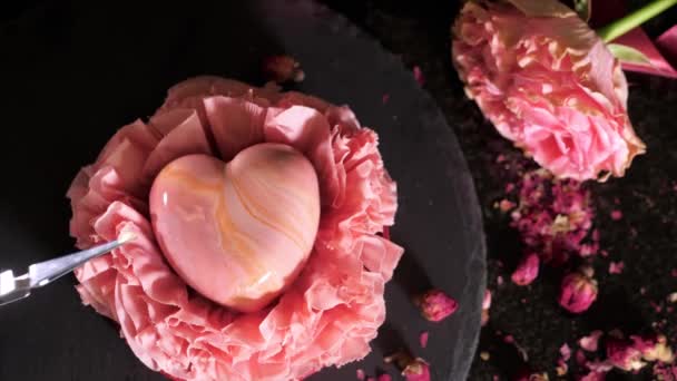 Şekerci Sevgililer Günü için kalp şeklinde bir tatlı yapıyor. — Stok video