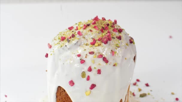 Confetti è spruzza sulla parte superiore della torta di Pasqua con smalto bianco, primo piano . — Video Stock
