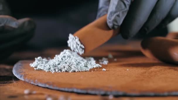 Primo piano di chef sta facendo dessert al cioccolato in sigari a forma di — Video Stock