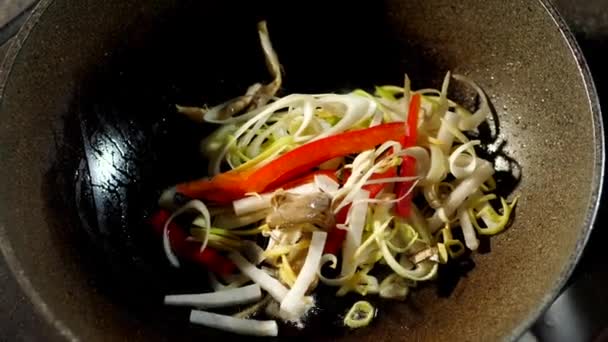 Vaření šéfkuchaře ve wok pánvi v komerční kuchyni — Stock video