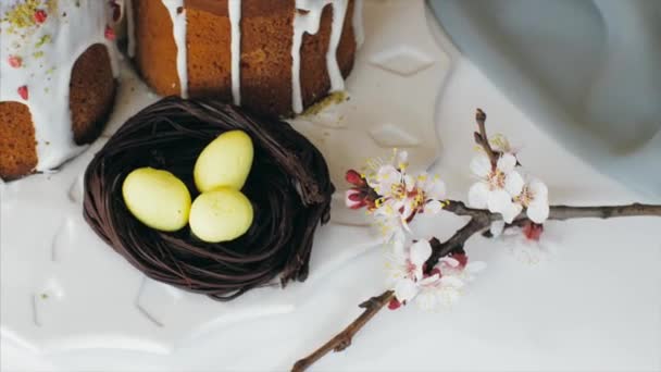 Velikonoční koláč s polevou a dekorace na dřevěný stůl — Stock video