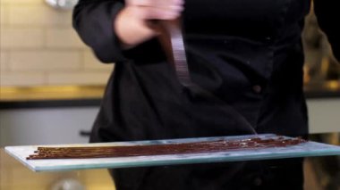 Şefin yakın çekimi kuş yuvasında çikolatalı tatlılar yapıyor.