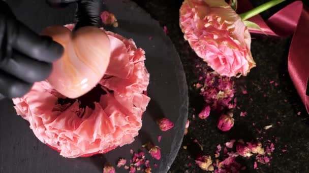 Confeiteiro está fazendo uma sobremesa em forma de coração para o Dia dos Namorados — Vídeo de Stock