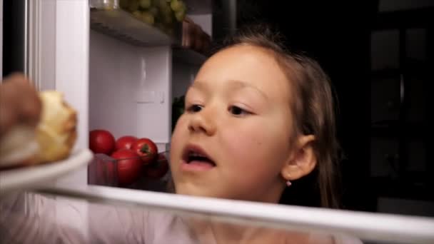 Мати і дочка крадуть їжу з холодильника — стокове відео