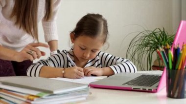 Ekin annesi kızını kontrol ediyor.