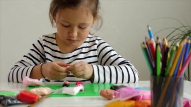 Modellik kiliyle oynayan etnik kız