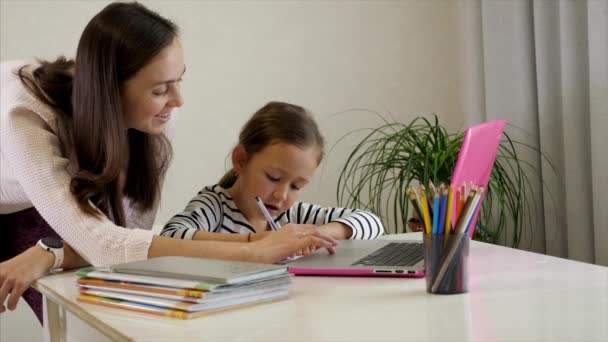 Madre e hija haciendo los deberes juntas — Vídeo de stock