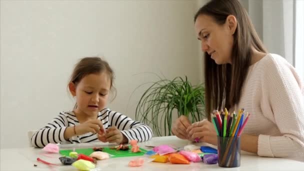 Ibu dan anak bermain dengan modeling tanah liat bersama-sama — Stok Video