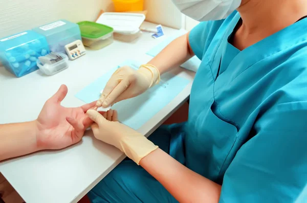 Nurse in a public hospital in Russia takes blood from a finger for testing for hemoglobin or studies on various diseases — Stock Photo, Image