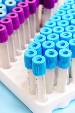 satır testleri almak için test tüpleri mavi ve mor plastik