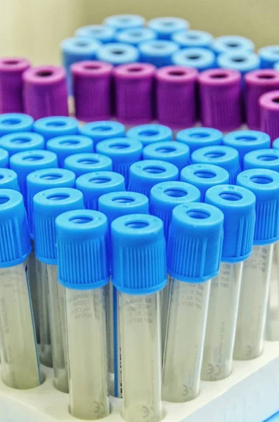 satırları mavi plastik test-analiz örnekleme için tüpler