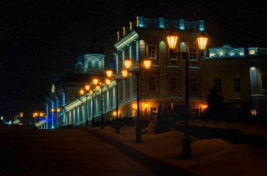 kış geceleri sokak bir Avrupa şehri. Yol boyunca fener ışık sarı ışık ile uzaktan bina, ışıklı içinde mavi vardır. Kazan Kremlin, Rusya Federasyonu