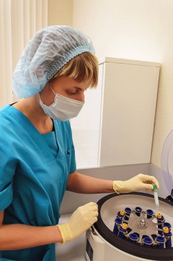 kan hemoglobin, biyokimya, HIV, genetik ve doping analiz yapıyor laboratuvarda teknisyen denetler