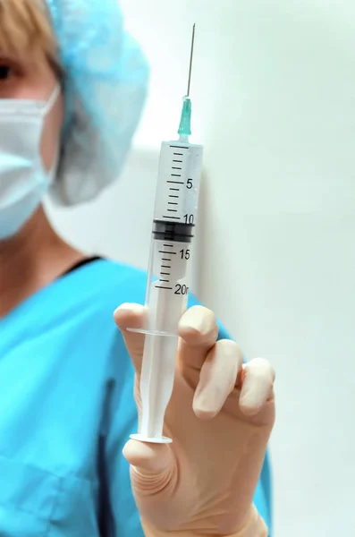 Mãos de enfermeira segurando uma seringa com medicamento. apunhalar o paciente na clínica — Fotografia de Stock