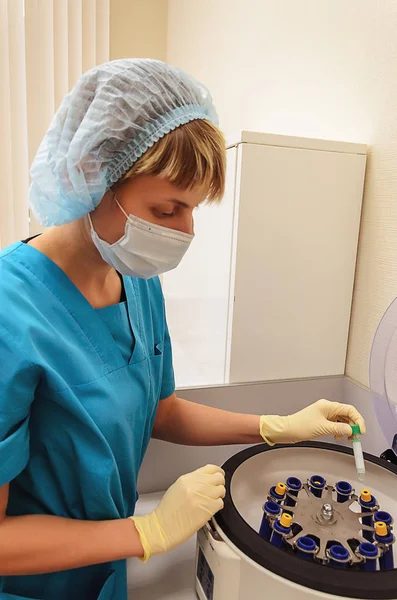 kan hemoglobin, biyokimya, HIV, genetik ve doping analiz yapıyor laboratuvarda teknisyen denetler