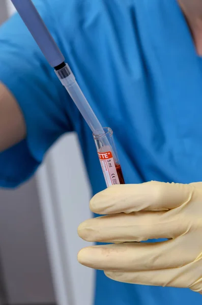 Microbiological pipette in the genetic laboratory — Stock Photo, Image