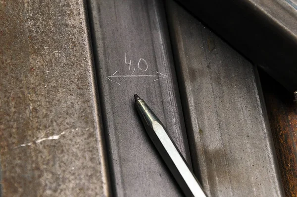 Bleistift-Markierung für Metall umrissene Stelle zum Schneiden Schweißer lizenzfreie Stockfotos