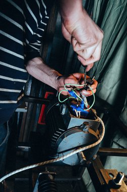 Makine aletleri tamiri. Atölyede çalışan eller