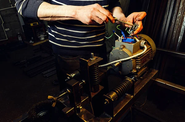 Reparatur von Werkzeugmaschinen. Arbeiter Hand in Hand in Werkstatt — Stockfoto