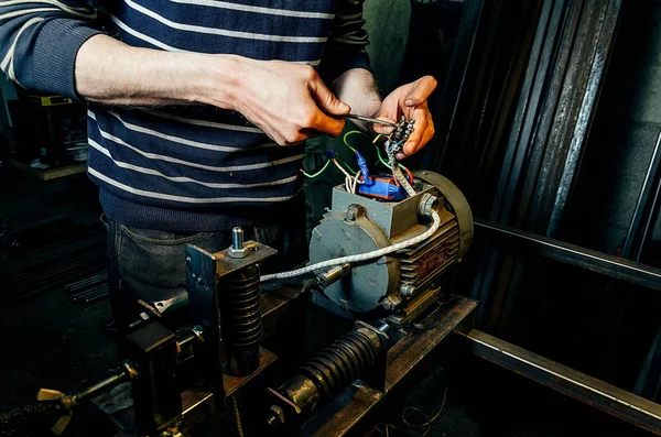 Reparatur von Werkzeugmaschinen. Arbeiter Hand in Hand in Werkstatt — Stockfoto
