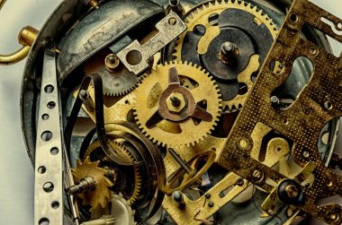 Geçmişten gelen bir retro saat vites demonte. Cımbız makinist ön planda