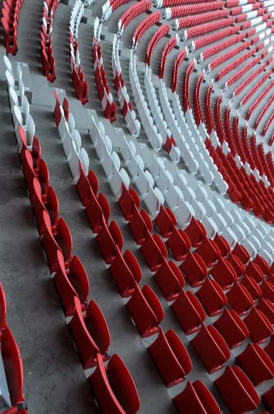 Rangées de sièges de stade de football rouge et blanc — Photo