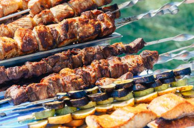 Beyaz Ulusal Gıda şiş kebap pişirme sonra şiş üzerinde