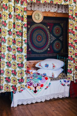 Eski tarihi Tatar evin iç. Geri yüklenen yatak Oda