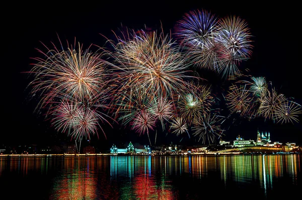 Yukarıda gökyüzü gece Avrupa şehri Selam. Kazan, Rusya Federasyonu
