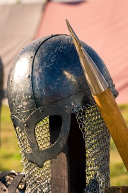 Zırhlı şövalye. bir şövalyenin miğferi ve mızrağı