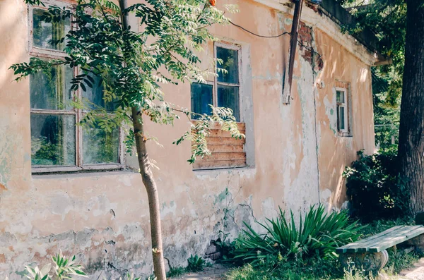 Daraltılmış duvarlar ile eski bir bina arka bankta