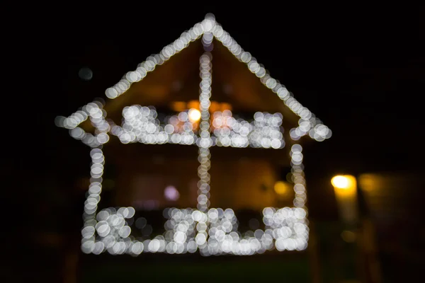 きらめく光と装飾クリスマス家をぼかします — ストック写真