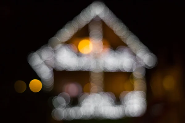 きらめく光と装飾クリスマス家をぼかします — ストック写真